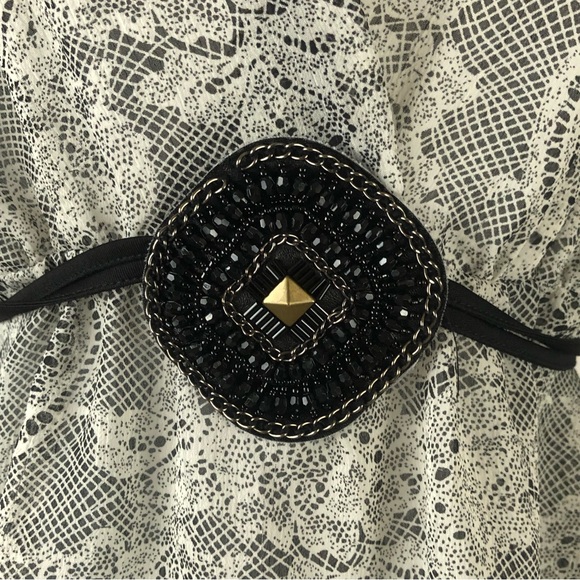 Women's b. Street Lacey Print Top with Deep V and Beaded Tie at the Waist. Large - Picture 9 of 11